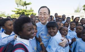 Ban Ki Moon con jóvenes de Maputo en Mozambique. Foto: ONU